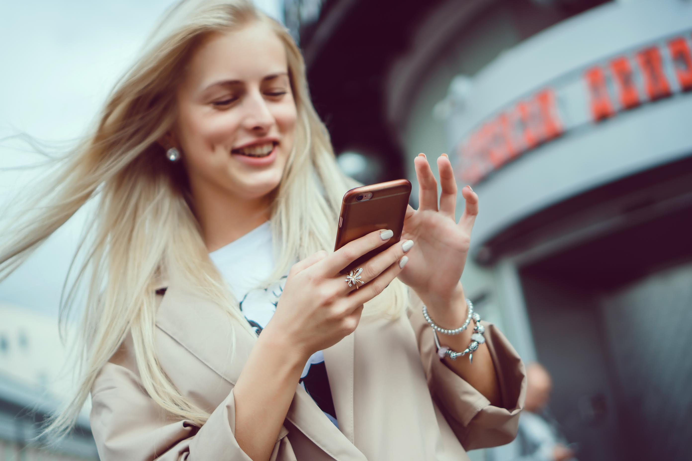 Das girl. Летик девушка пользуется. Beauty woman uses smartphone. Smartphone Lifestyle.